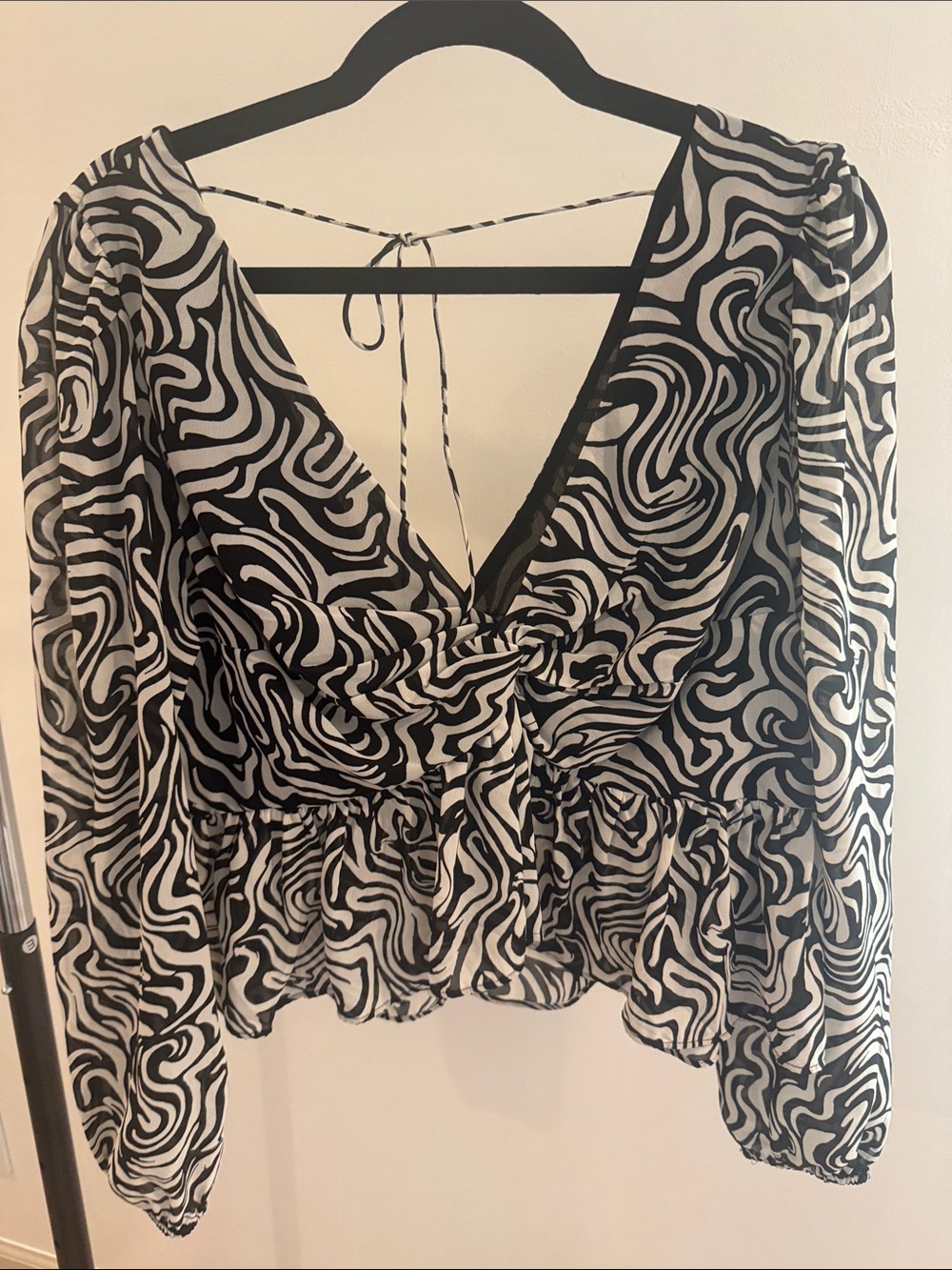 H&M Black & White Swirl V-Neck Peplum Blouse